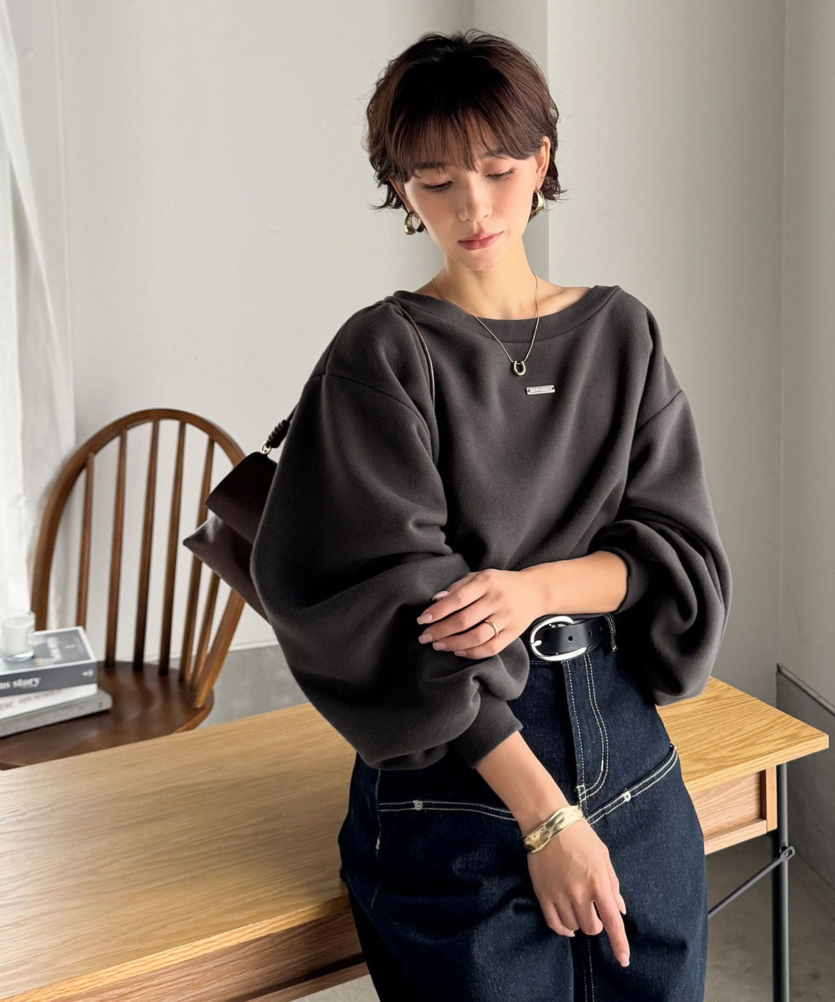 《marina×クラシカルエルフコラボ》アレンジ自在の2WAY仕様。ボリューム袖で魅せる、プレート付きクロップドオフショル可裏起毛スウェット ce1010507