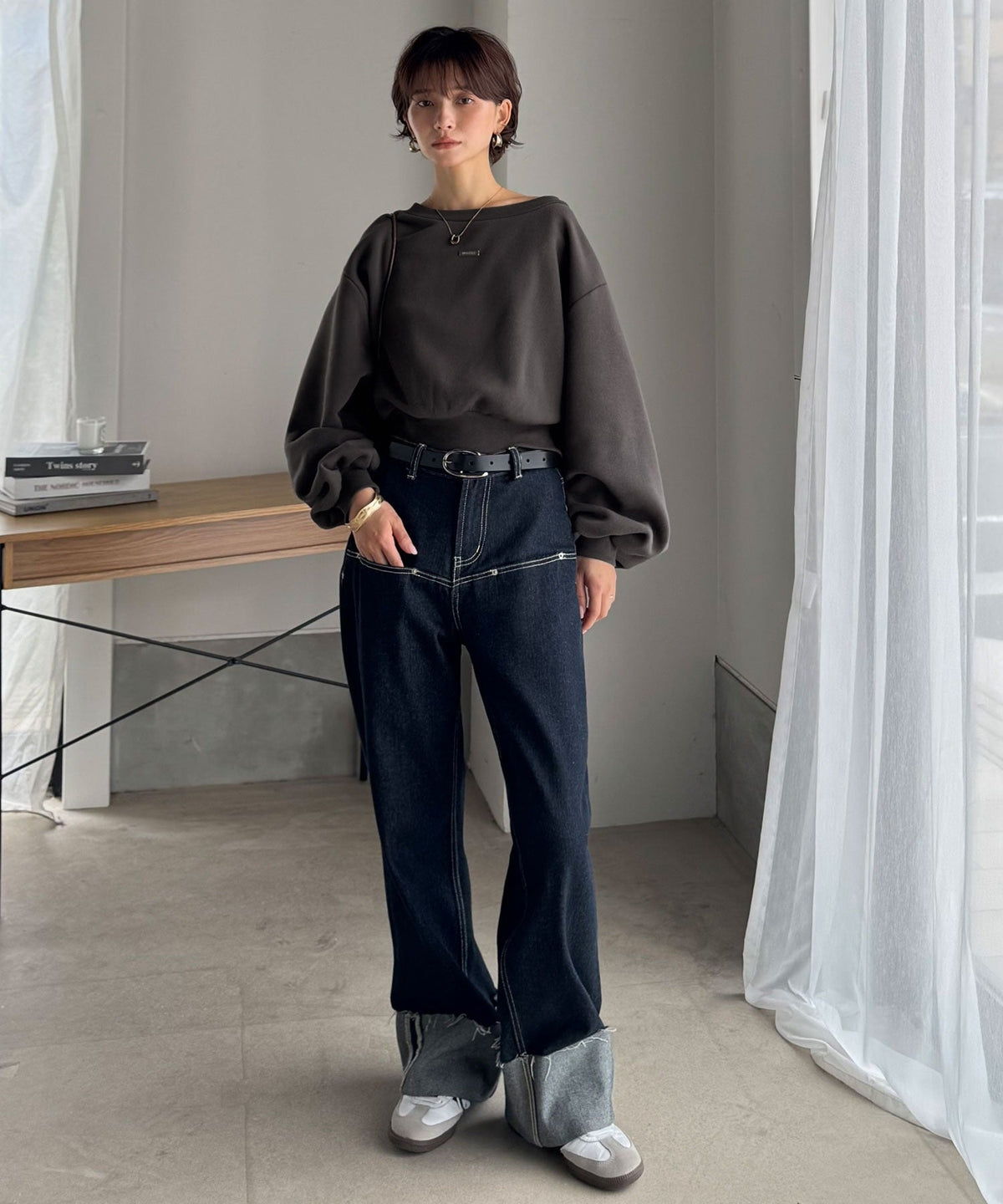 《marina×クラシカルエルフコラボ》アレンジ自在の2WAY仕様。ボリューム袖で魅せる、プレート付きクロップドオフショル可裏起毛スウェット ce1010507