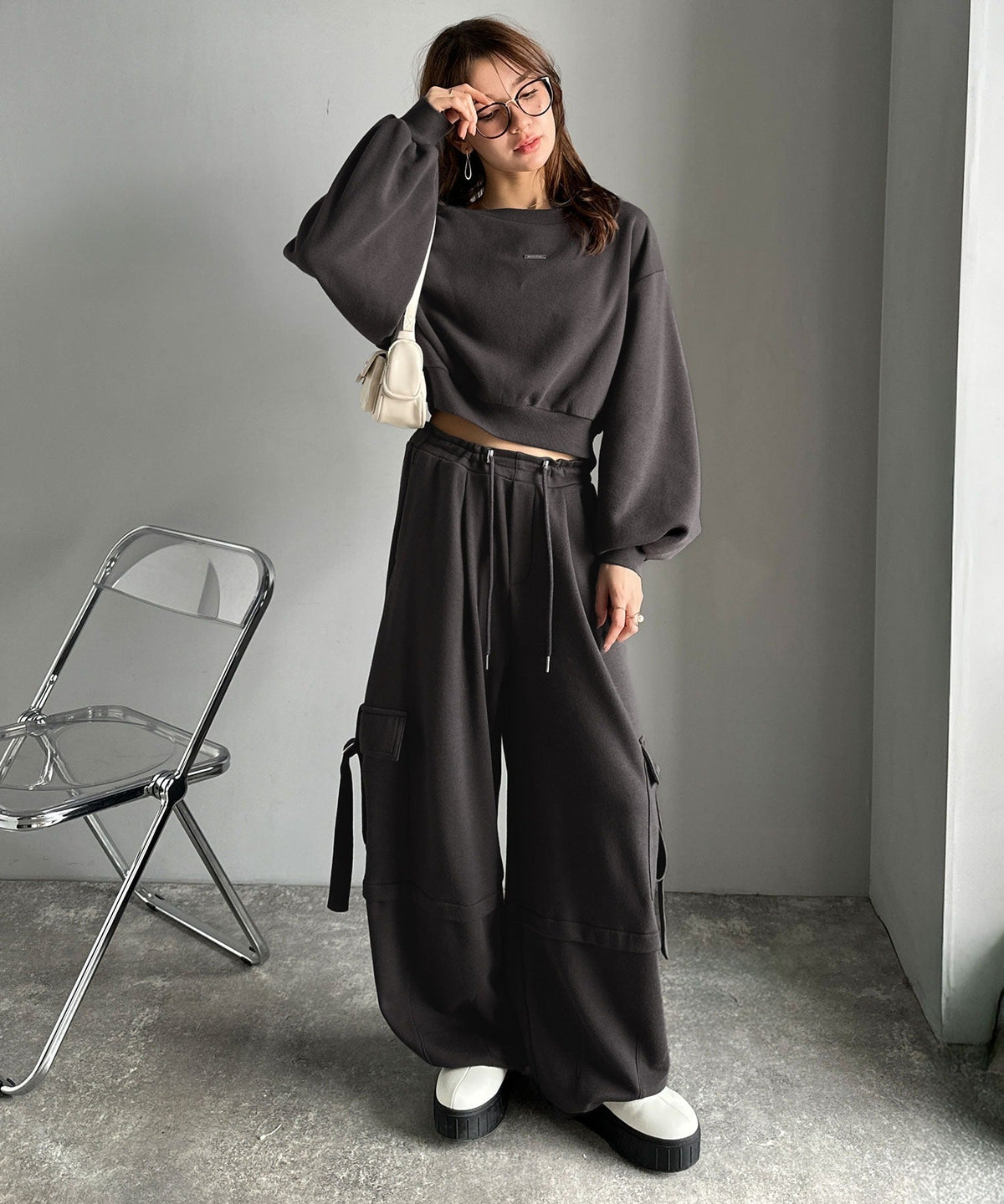 《marina×クラシカルエルフコラボ》アレンジ自在の2WAY仕様。ボリューム袖で魅せる、プレート付きクロップドオフショル可裏起毛スウェット ce1010507