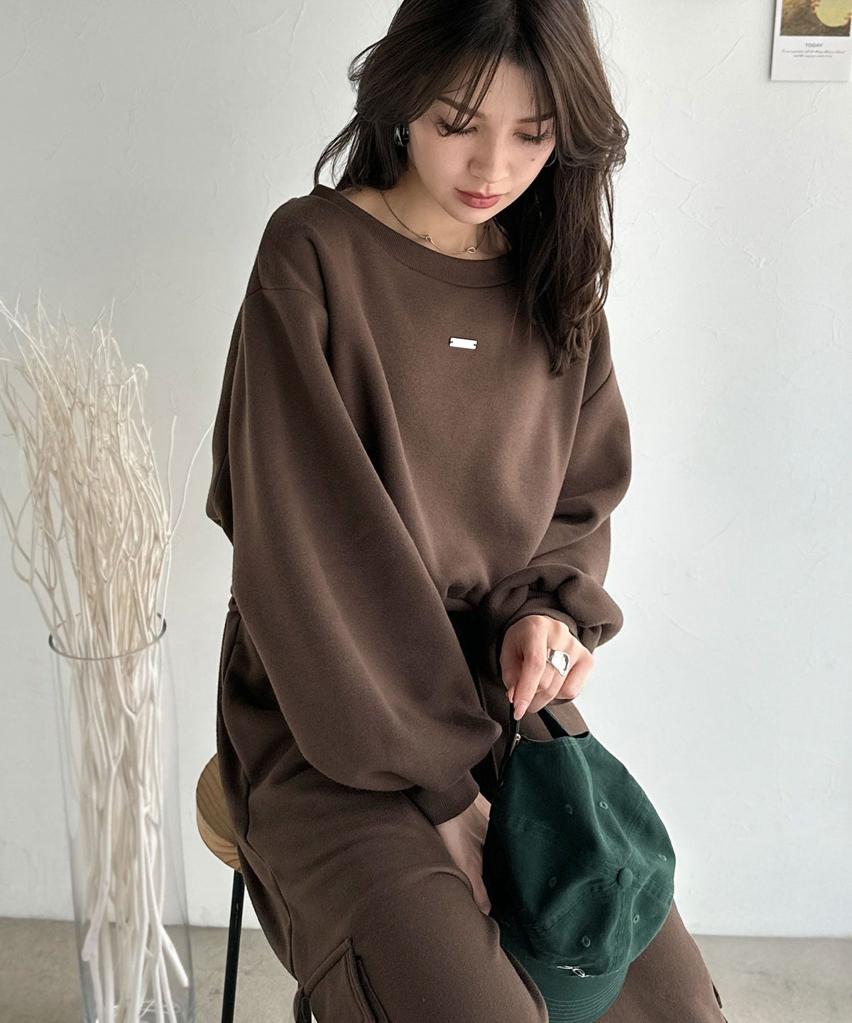 《marina×クラシカルエルフコラボ》アレンジ自在の2WAY仕様。ボリューム袖で魅せる、プレート付きクロップドオフショル可裏起毛スウェット ce1010507