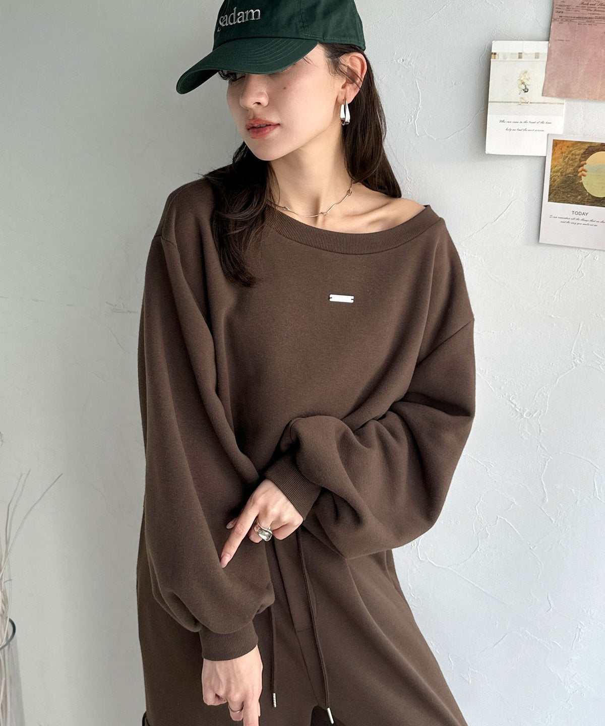 《marina×クラシカルエルフコラボ》アレンジ自在の2WAY仕様。ボリューム袖で魅せる、プレート付きクロップドオフショル可裏起毛スウェット ce1010507