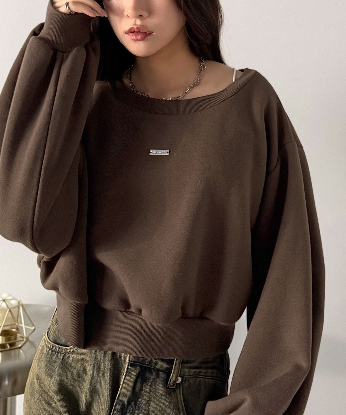 《marina×クラシカルエルフコラボ》アレンジ自在の2WAY仕様。ボリューム袖で魅せる、プレート付きクロップドオフショル可裏起毛スウェット ce1010507