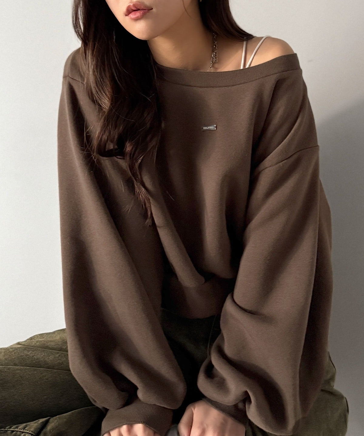 《marina×クラシカルエルフコラボ》アレンジ自在の2WAY仕様。ボリューム袖で魅せる、プレート付きクロップドオフショル可裏起毛スウェット ce1010507
