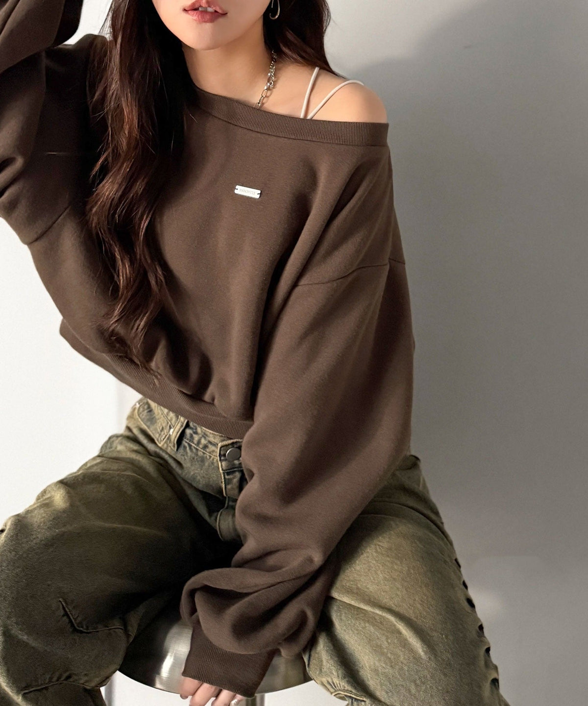 《marina×クラシカルエルフコラボ》アレンジ自在の2WAY仕様。ボリューム袖で魅せる、プレート付きクロップドオフショル可裏起毛スウェット ce1010507