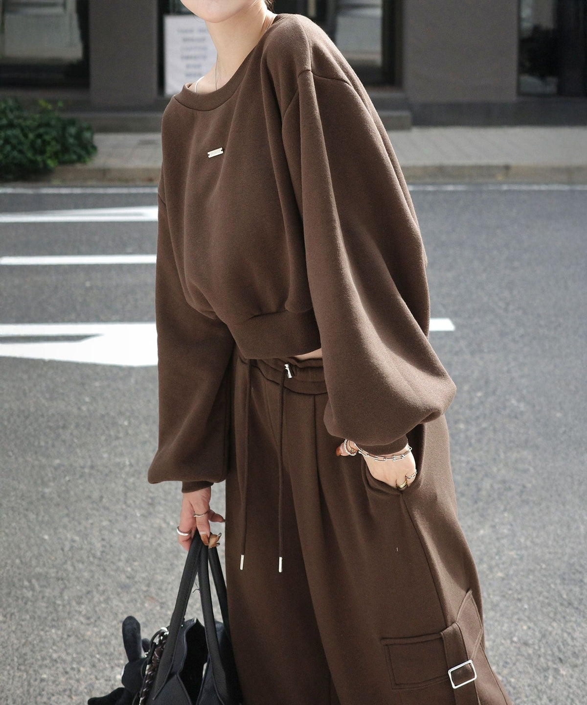 《marina×クラシカルエルフコラボ》アレンジ自在の2WAY仕様。ボリューム袖で魅せる、プレート付きクロップドオフショル可裏起毛スウェット ce1010507