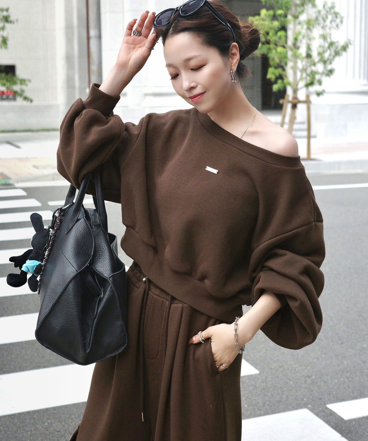 《marina×クラシカルエルフコラボ》アレンジ自在の2WAY仕様。ボリューム袖で魅せる、プレート付きクロップドオフショル可裏起毛スウェット ce1010507