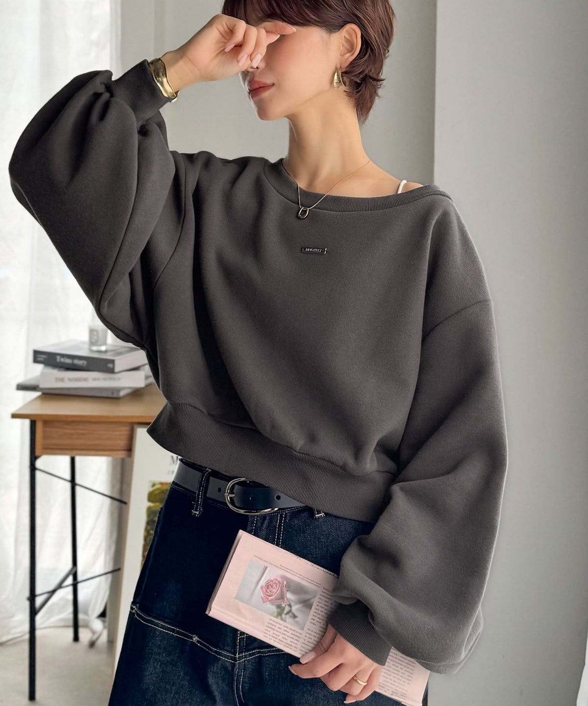 《marina×クラシカルエルフコラボ》アレンジ自在の2WAY仕様。ボリューム袖で魅せる、プレート付きクロップドオフショル可裏起毛スウェット ce1010507