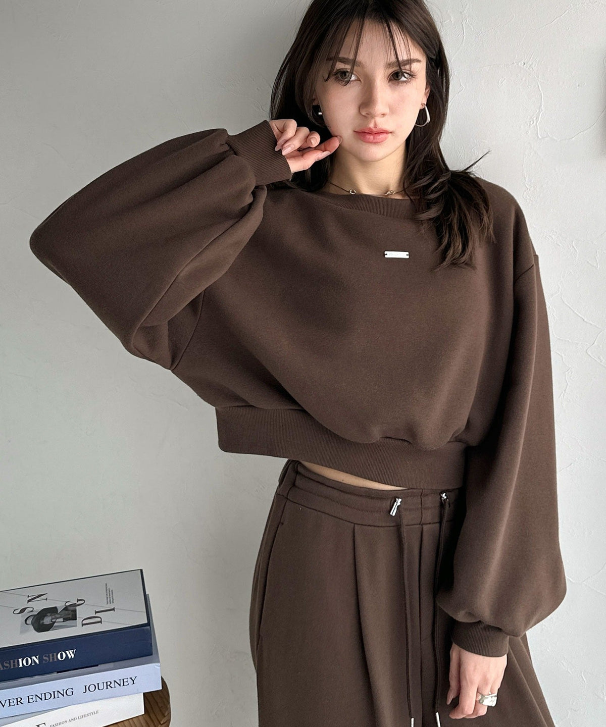 《marina×クラシカルエルフコラボ》アレンジ自在の2WAY仕様。ボリューム袖で魅せる、プレート付きクロップドオフショル可裏起毛スウェット ce1010507