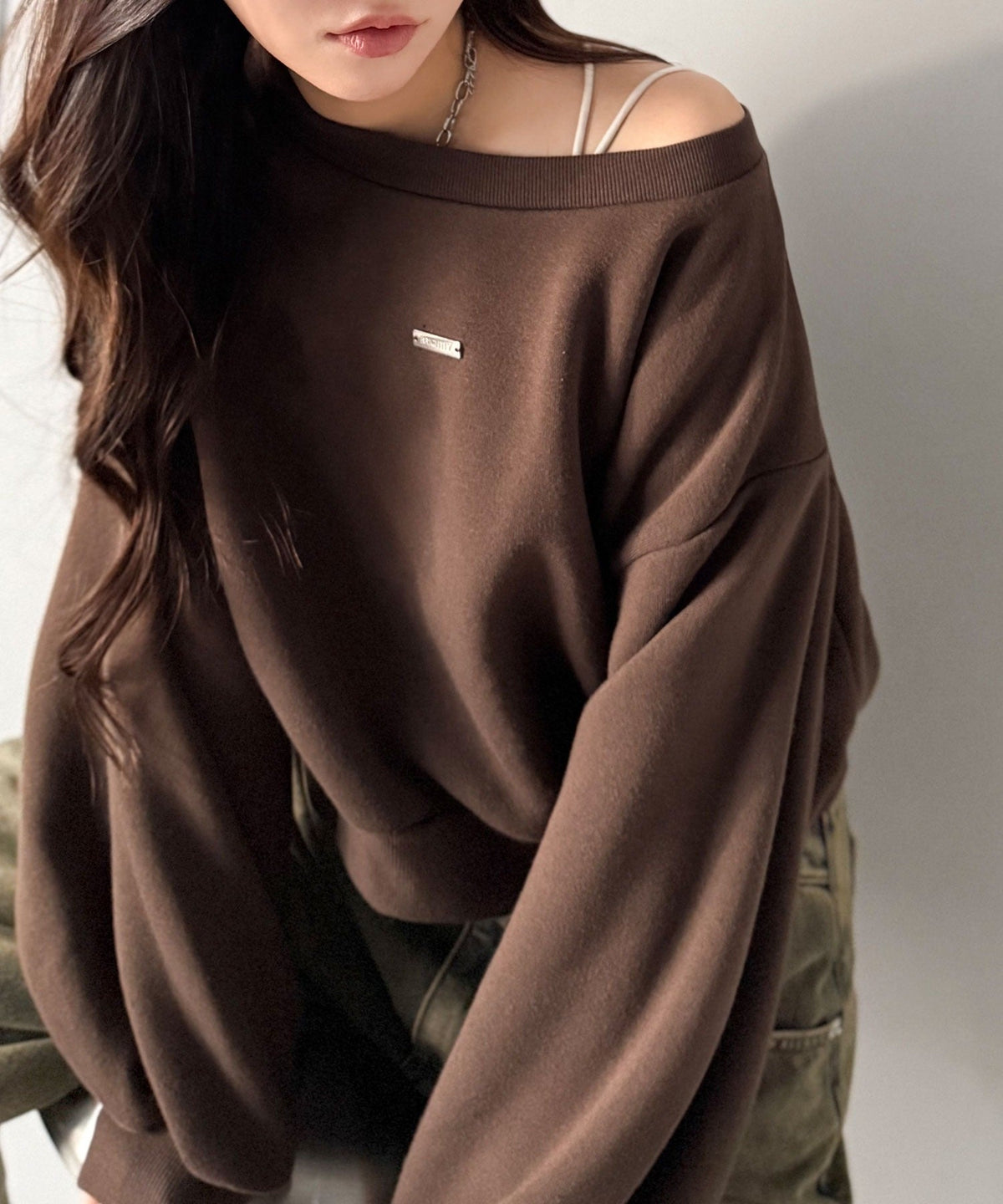 《marina×クラシカルエルフコラボ》アレンジ自在の2WAY仕様。ボリューム袖で魅せる、プレート付きクロップドオフショル可裏起毛スウェット ce1010507