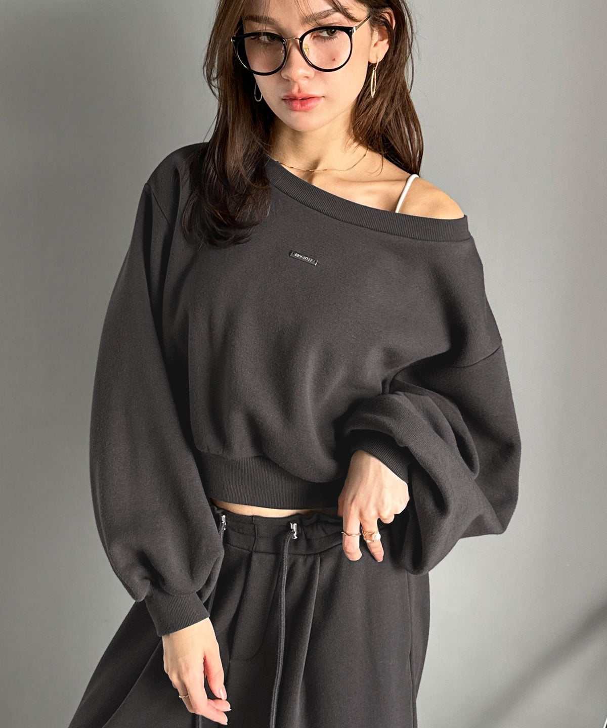 《marina×クラシカルエルフコラボ》アレンジ自在の2WAY仕様。ボリューム袖で魅せる、プレート付きクロップドオフショル可裏起毛スウェット ce1010507