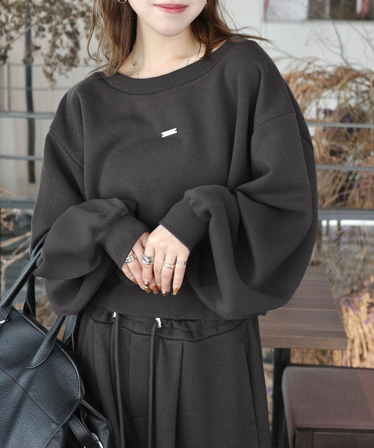 《marina×クラシカルエルフコラボ》アレンジ自在の2WAY仕様。ボリューム袖で魅せる、プレート付きクロップドオフショル可裏起毛スウェット ce1010507