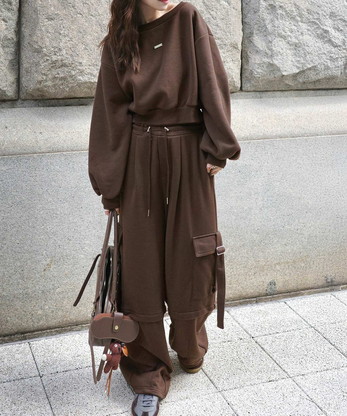 《marina×クラシカルエルフコラボ》アレンジ自在の2WAY仕様。ボリューム袖で魅せる、プレート付きクロップドオフショル可裏起毛スウェット ce1010507
