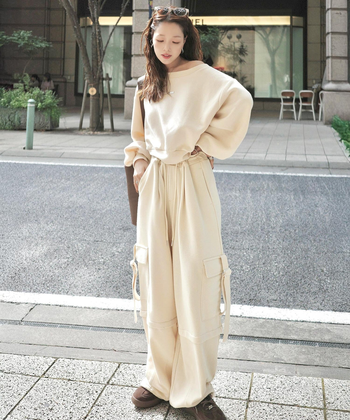 《marina×クラシカルエルフコラボ》アレンジ自在の2WAY仕様。ボリューム袖で魅せる、プレート付きクロップドオフショル可裏起毛スウェット ce1010507