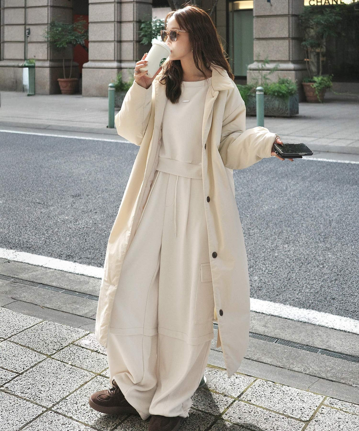 《marina×クラシカルエルフコラボ》アレンジ自在の2WAY仕様。ボリューム袖で魅せる、プレート付きクロップドオフショル可裏起毛スウェット ce1010507