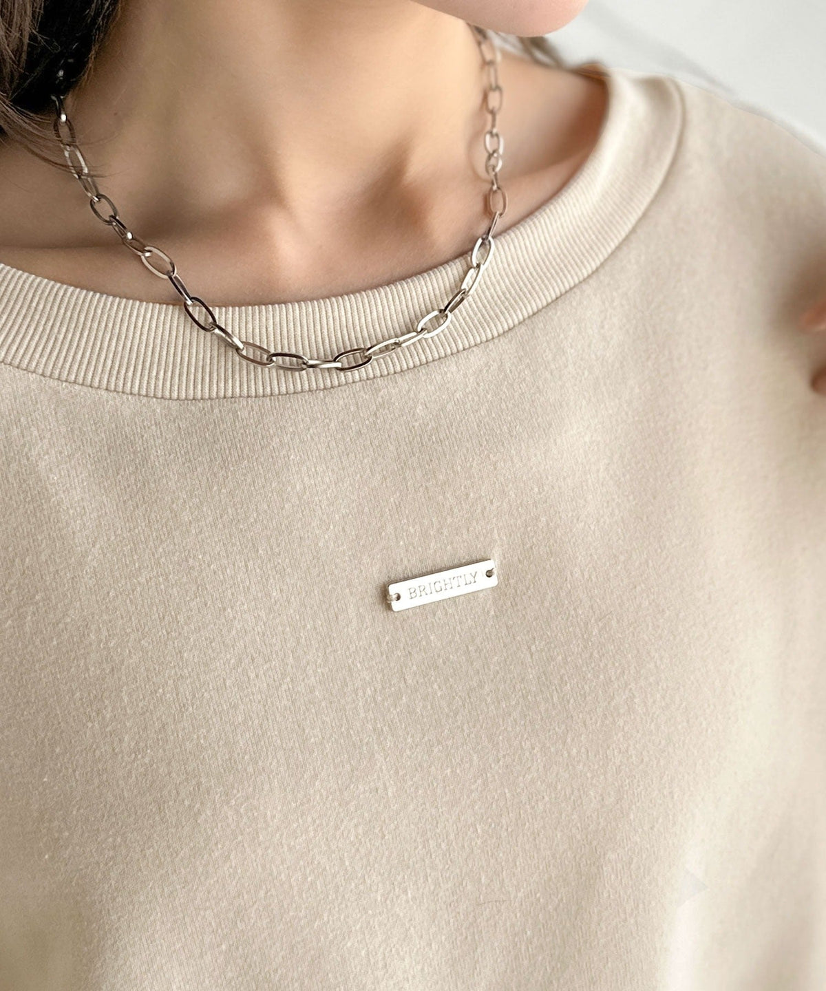《marina×クラシカルエルフコラボ》アレンジ自在の2WAY仕様。ボリューム袖で魅せる、プレート付きクロップドオフショル可裏起毛スウェット ce1010507