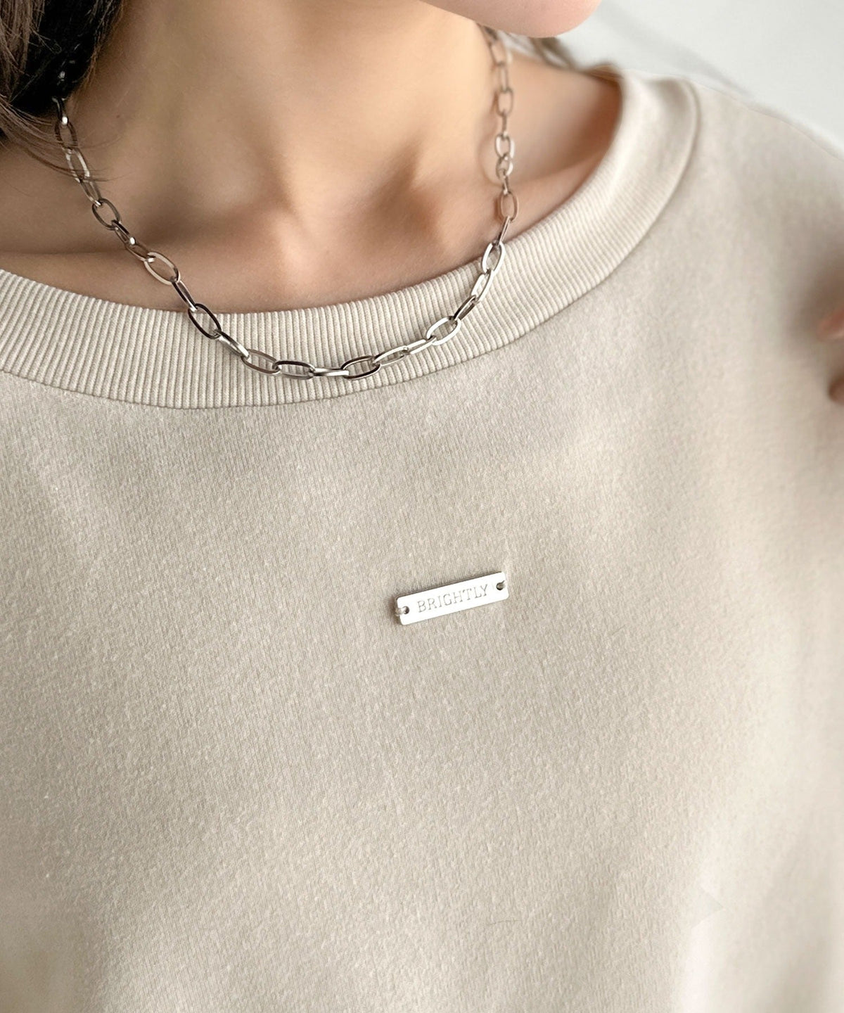 《marina×クラシカルエルフコラボ》アレンジ自在の2WAY仕様。ボリューム袖で魅せる、プレート付きクロップドオフショル可裏起毛スウェット ce1010507