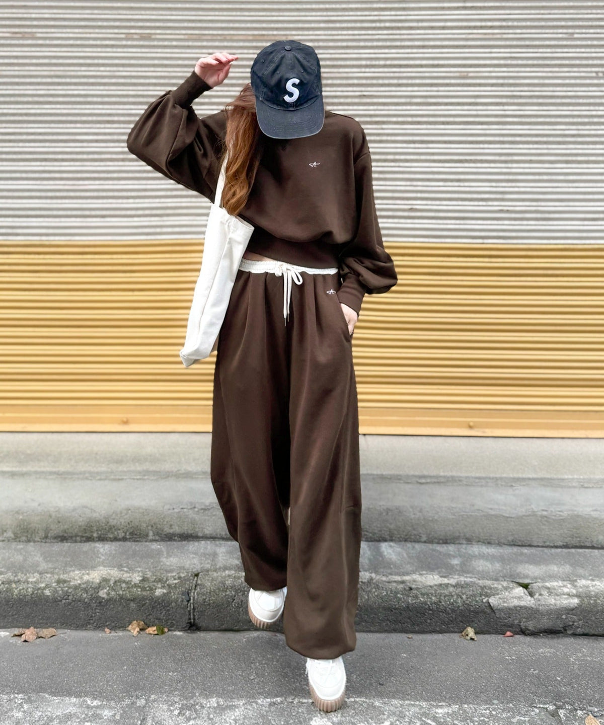 《AYA×クラシカルエルフコラボ》履くだけで“美脚バランス”完成！配色ウエストで差がつく、裏毛スウェットカーブパンツ（セットアップ可） ce1010545