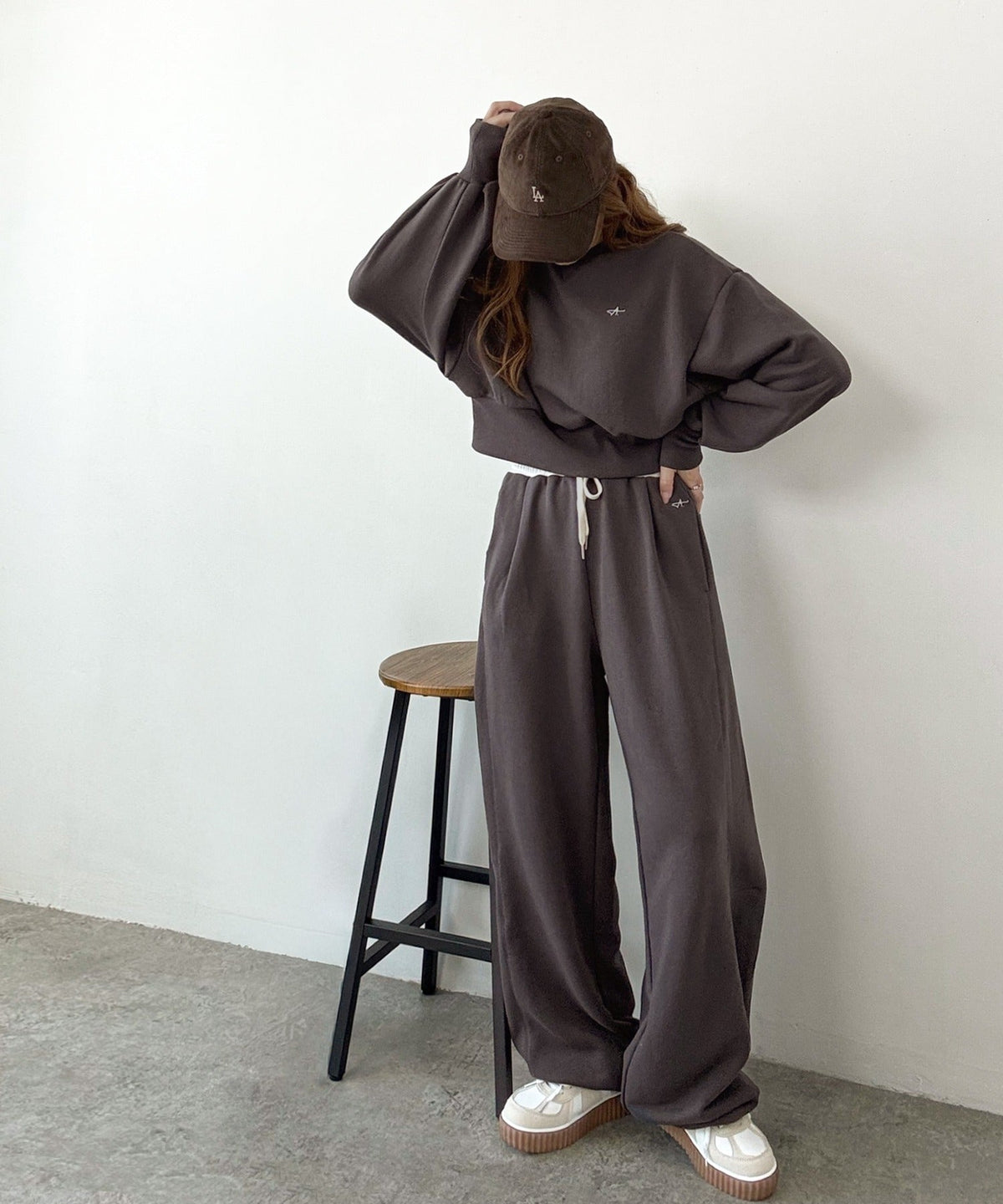 《AYA×クラシカルエルフコラボ》履くだけで“美脚バランス”完成！配色ウエストで差がつく、裏毛スウェットカーブパンツ（セットアップ可） ce1010545