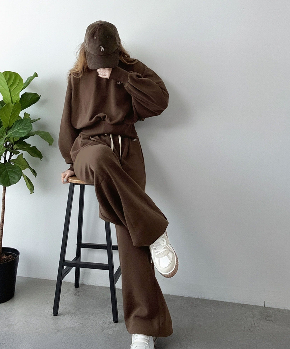 《AYA×クラシカルエルフコラボ》履くだけで“美脚バランス”完成！配色ウエストで差がつく、裏毛スウェットカーブパンツ（セットアップ可） ce1010545