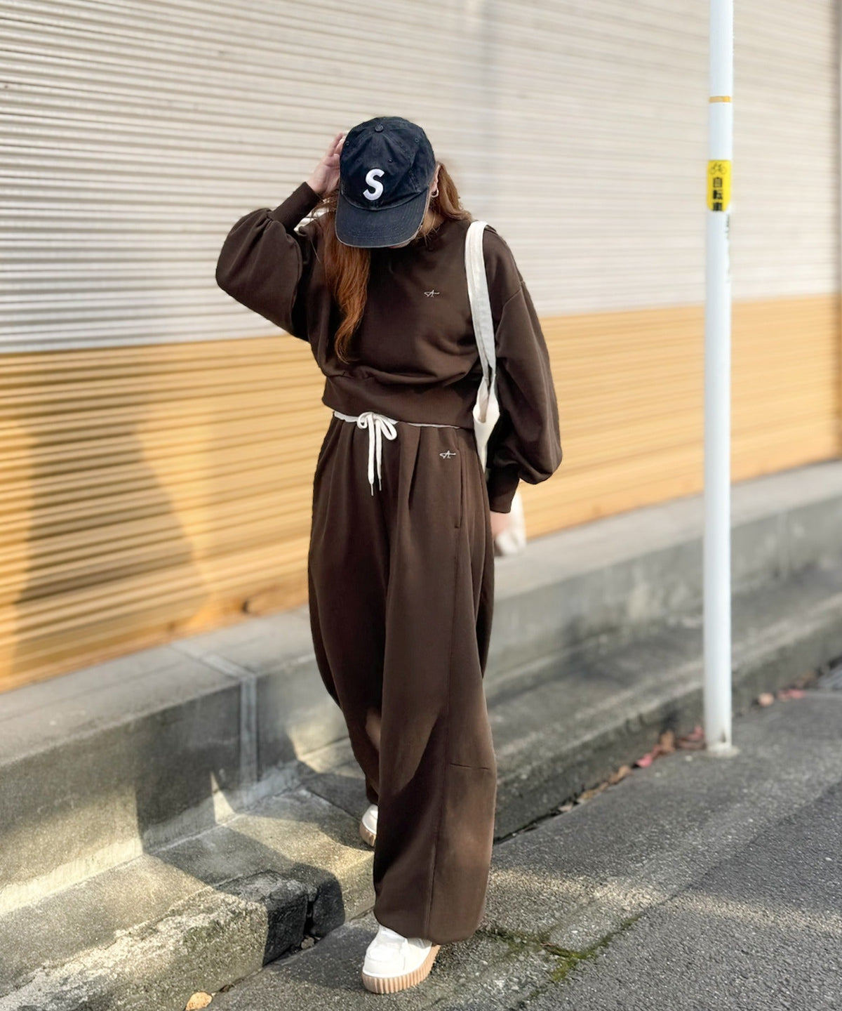 《AYA×クラシカルエルフコラボ》履くだけで“美脚バランス”完成！配色ウエストで差がつく、裏毛スウェットカーブパンツ（セットアップ可） ce1010545