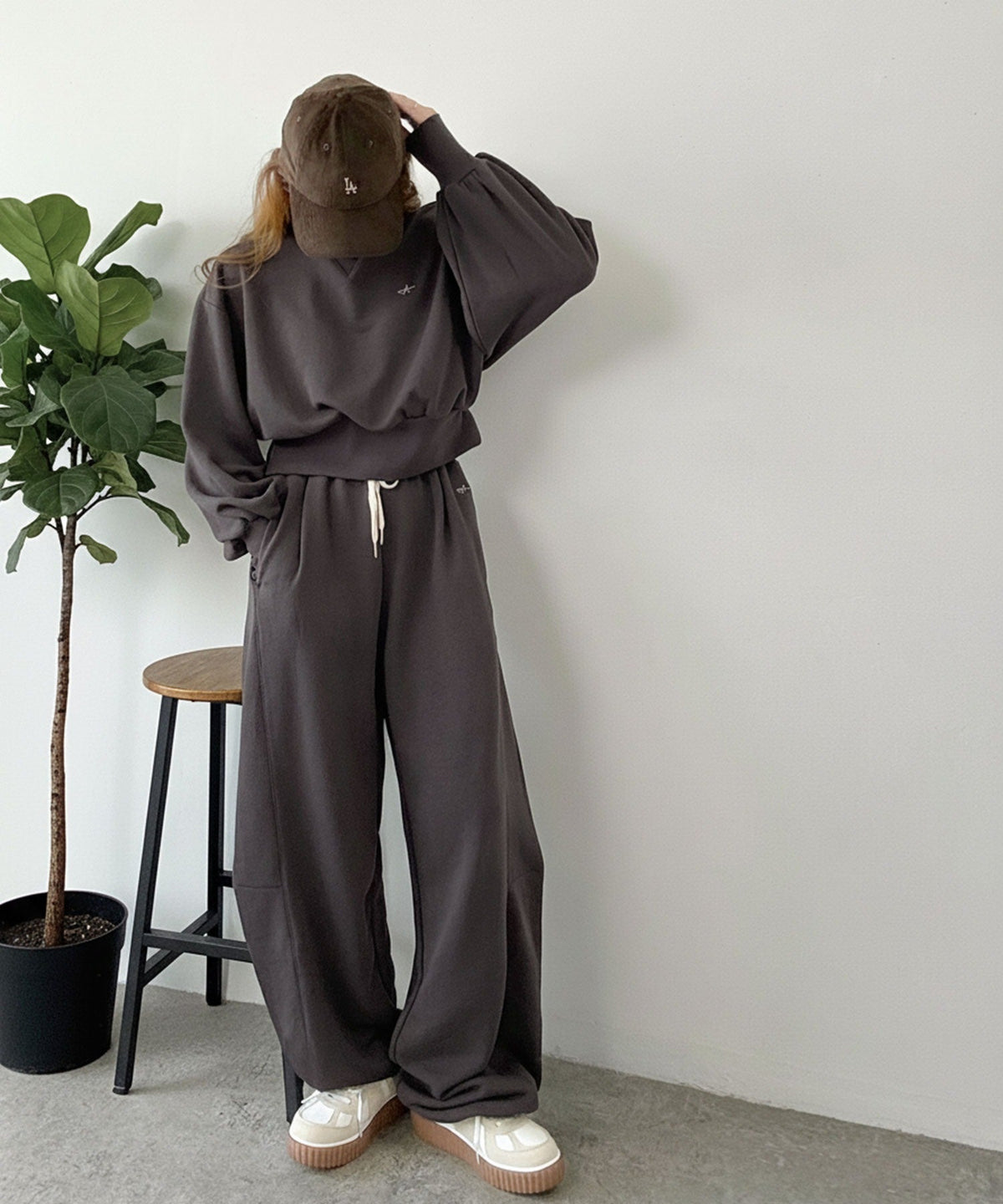 《AYA×クラシカルエルフコラボ》履くだけで“美脚バランス”完成！配色ウエストで差がつく、裏毛スウェットカーブパンツ（セットアップ可） ce1010545
