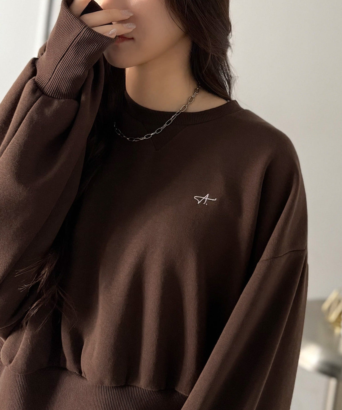 《AYA×クラシカルエルフコラボ》カジュアルなのにちゃんと女っぽ♪胸元刺繍が映える。クロップド丈裏毛スウェット（セットアップ可） ce1010520