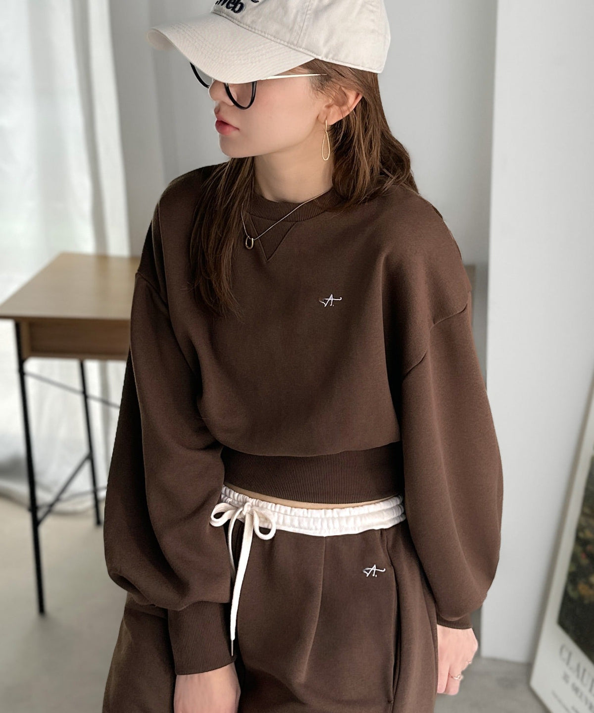 《AYA×クラシカルエルフコラボ》カジュアルなのにちゃんと女っぽ♪胸元刺繍が映える。クロップド丈裏毛スウェット（セットアップ可） ce1010520