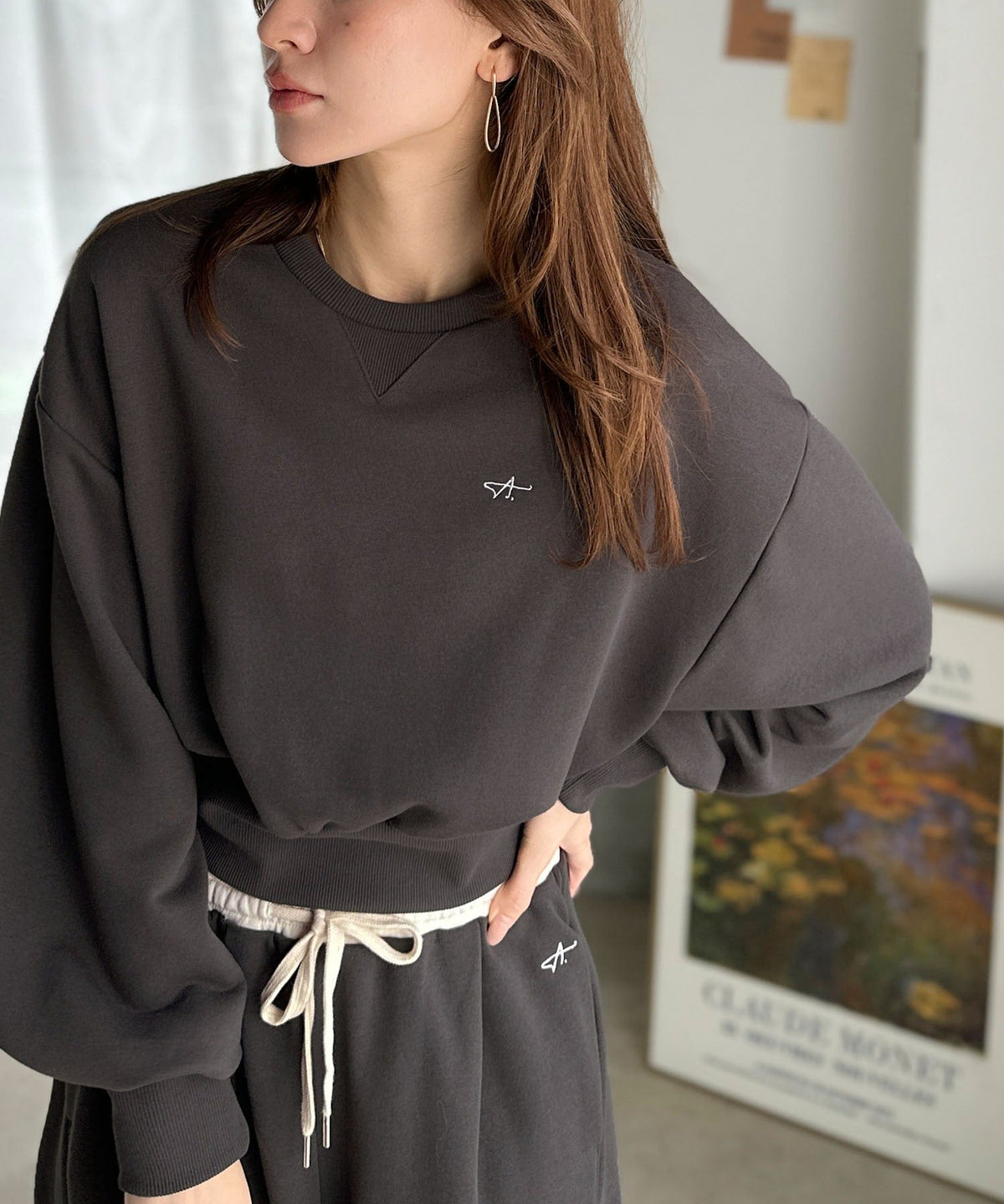 《AYA×クラシカルエルフコラボ》カジュアルなのにちゃんと女っぽ♪胸元刺繍が映える。クロップド丈裏毛スウェット（セットアップ可） ce1010520
