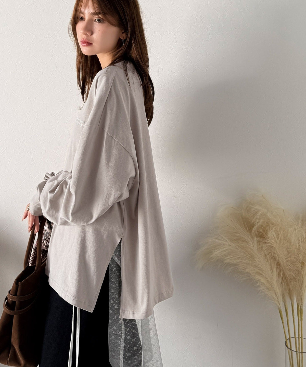 《marina×クラシカルエルフコラボ》ベーシックに今っぽバランスの“余裕”をプラス。綿100％胸刺繍入りロンT ce1010510