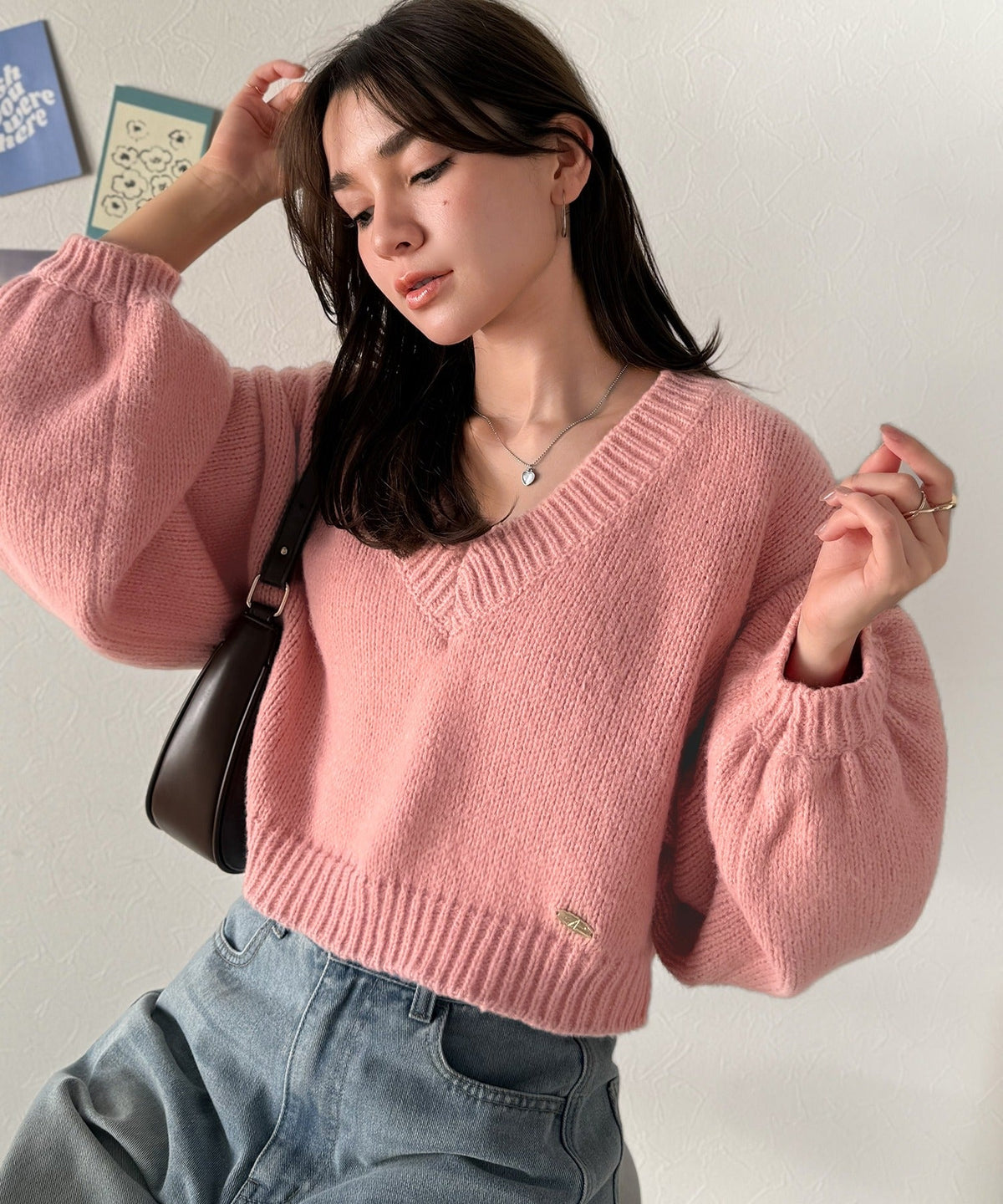 《AYA×クラシカルエルフコラボ》ふんわり可愛く、きらっと上品。プレート付きクロップドローゲージVネックニット（長袖） ce1010523