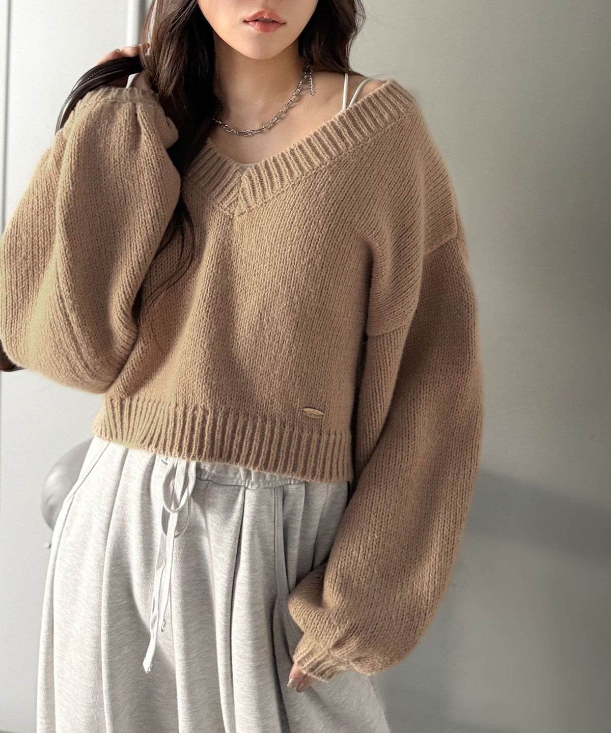 《AYA×クラシカルエルフコラボ》ふんわり可愛く、きらっと上品。プレート付きクロップドローゲージVネックニット（長袖） ce1010523