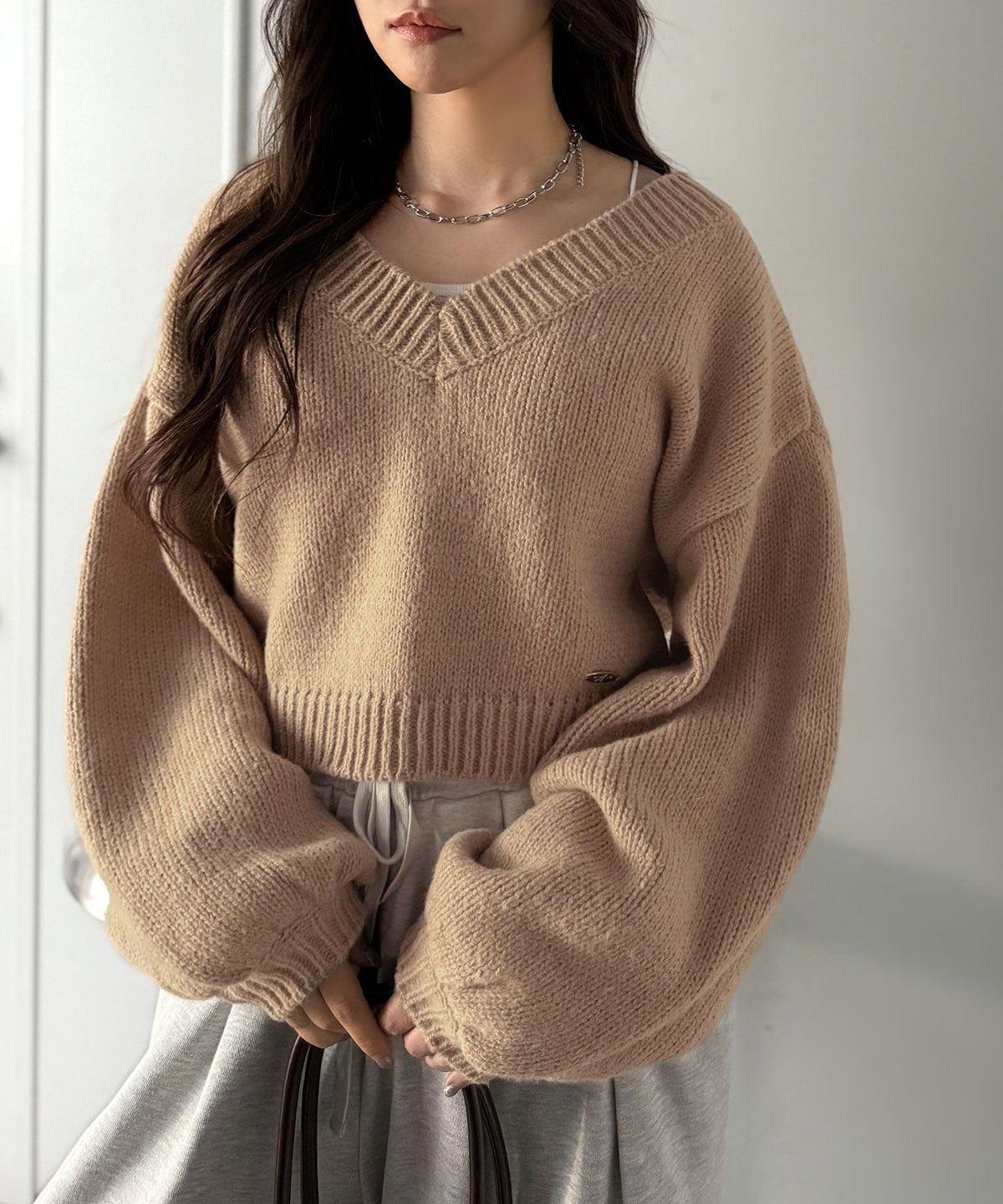 《AYA×クラシカルエルフコラボ》ふんわり可愛く、きらっと上品。プレート付きクロップドローゲージVネックニット（長袖） ce1010523