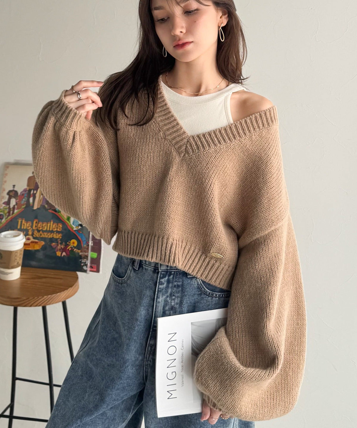 《AYA×クラシカルエルフコラボ》ふんわり可愛く、きらっと上品。プレート付きクロップドローゲージVネックニット（長袖） ce1010523