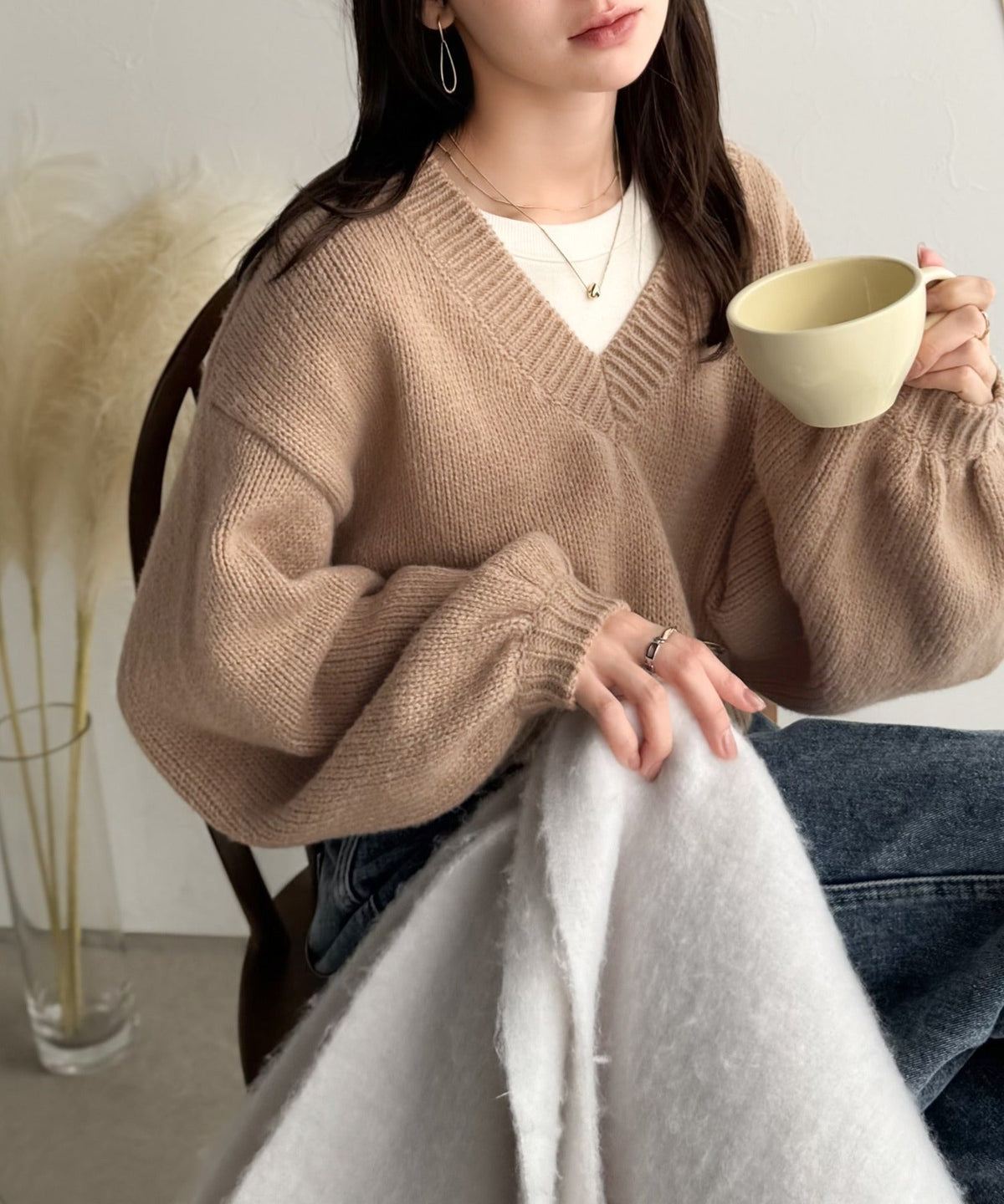 《AYA×クラシカルエルフコラボ》ふんわり可愛く、きらっと上品。プレート付きクロップドローゲージVネックニット（長袖） ce1010523