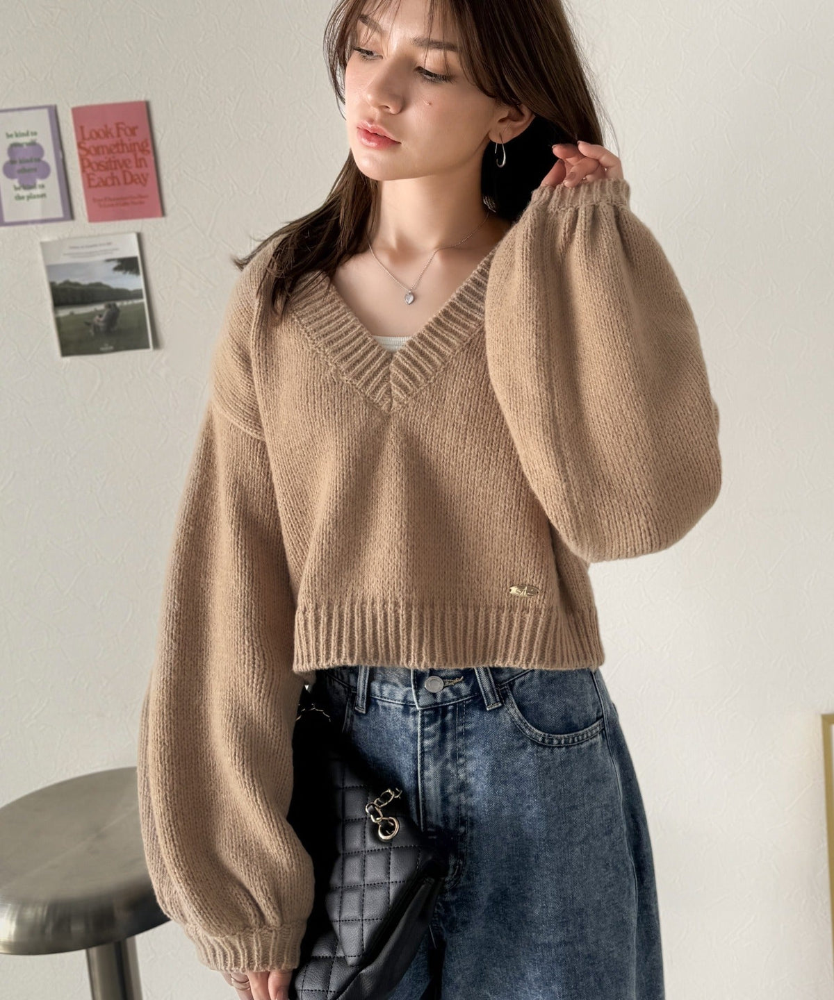 《AYA×クラシカルエルフコラボ》ふんわり可愛く、きらっと上品。プレート付きクロップドローゲージVネックニット（長袖） ce1010523