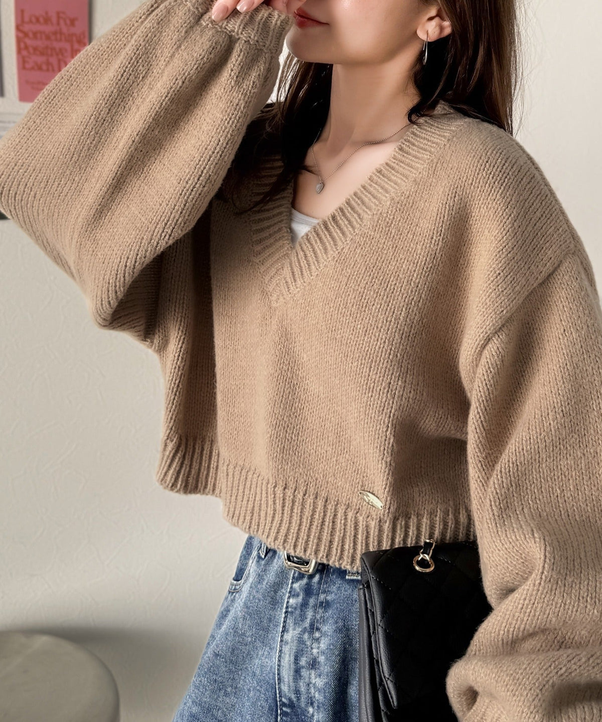 《AYA×クラシカルエルフコラボ》ふんわり可愛く、きらっと上品。プレート付きクロップドローゲージVネックニット（長袖） ce1010523