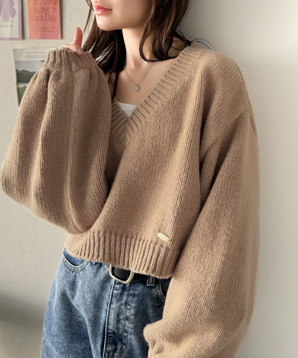 《AYA×クラシカルエルフコラボ》ふんわり可愛く、きらっと上品。プレート付きクロップドローゲージVネックニット（長袖） ce1010523