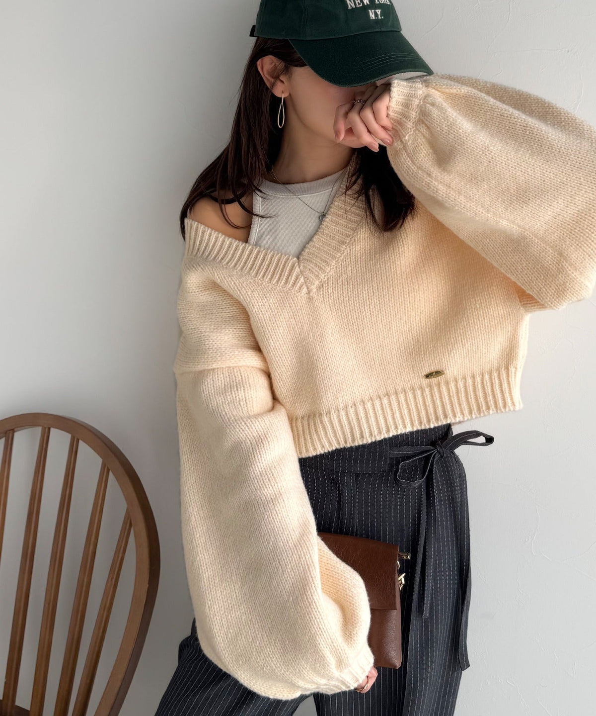 《AYA×クラシカルエルフコラボ》ふんわり可愛く、きらっと上品。プレート付きクロップドローゲージVネックニット（長袖） ce1010523