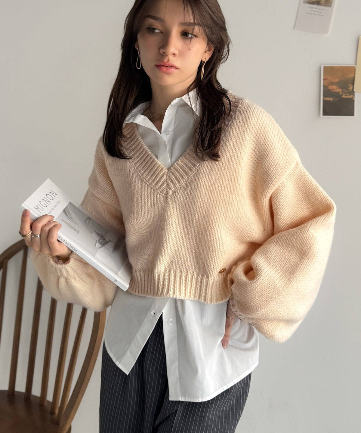 《AYA×クラシカルエルフコラボ》ふんわり可愛く、きらっと上品。プレート付きクロップドローゲージVネックニット（長袖） ce1010523