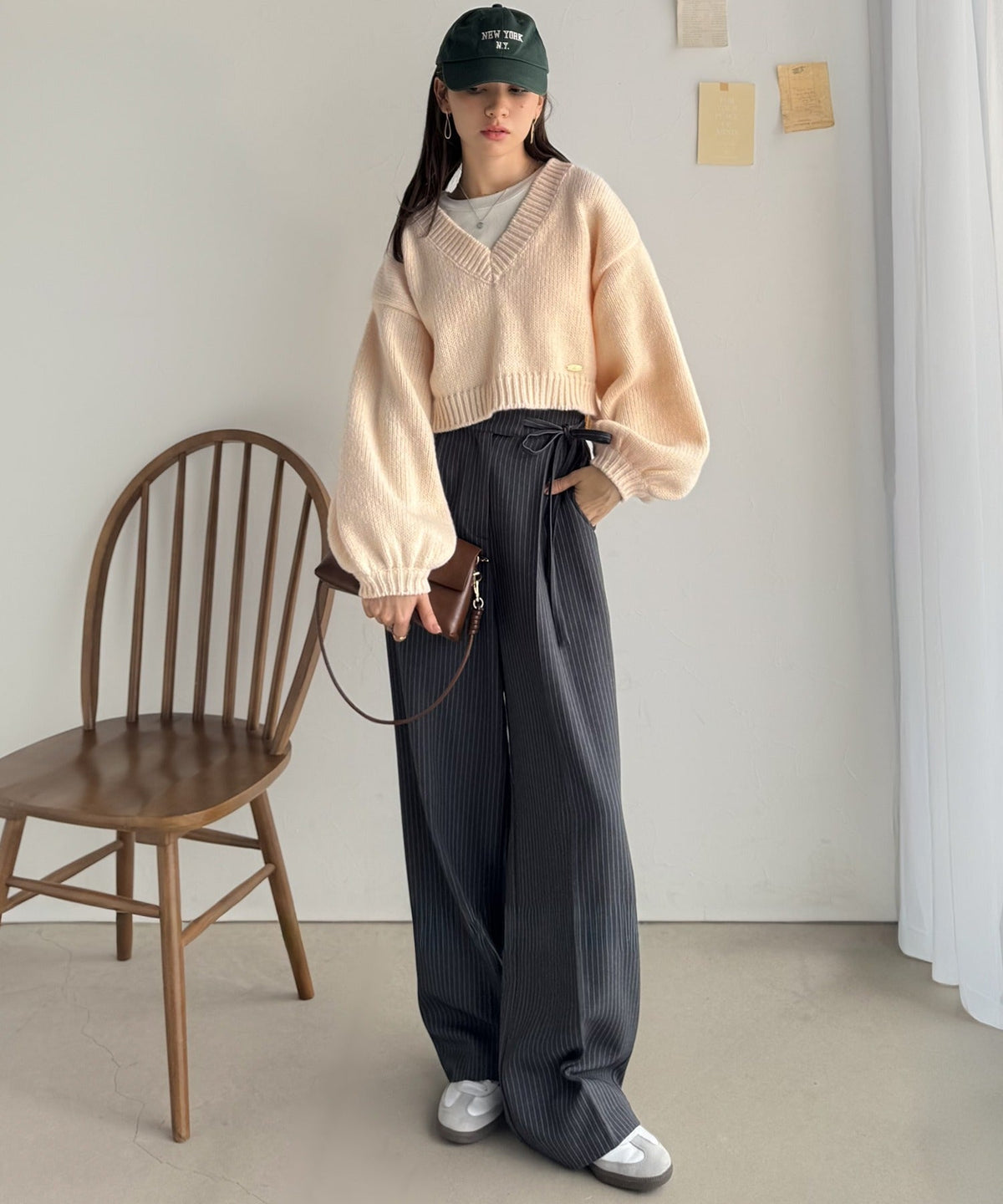 《AYA×クラシカルエルフコラボ》ふんわり可愛く、きらっと上品。プレート付きクロップドローゲージVネックニット（長袖） ce1010523