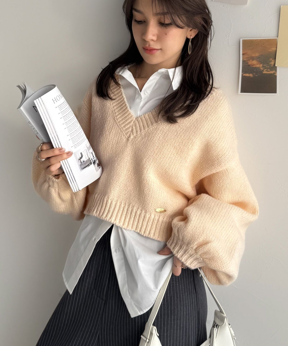 《AYA×クラシカルエルフコラボ》ふんわり可愛く、きらっと上品。プレート付きクロップドローゲージVネックニット（長袖） ce1010523