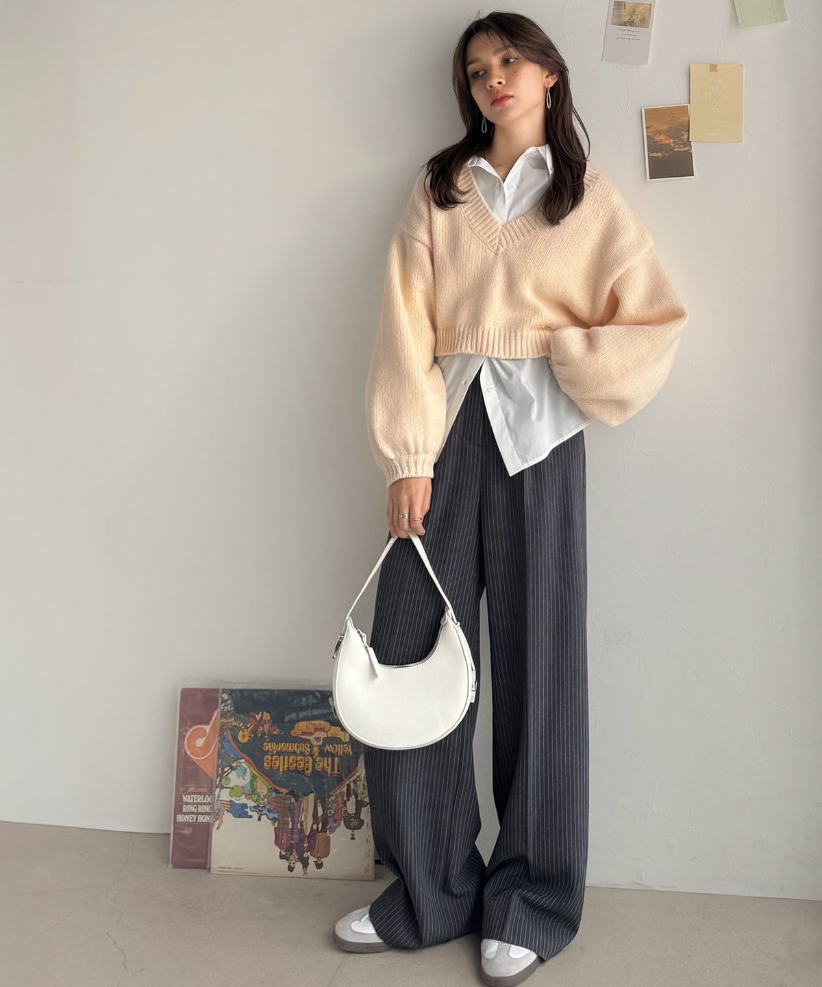《AYA×クラシカルエルフコラボ》ふんわり可愛く、きらっと上品。プレート付きクロップドローゲージVネックニット（長袖） ce1010523