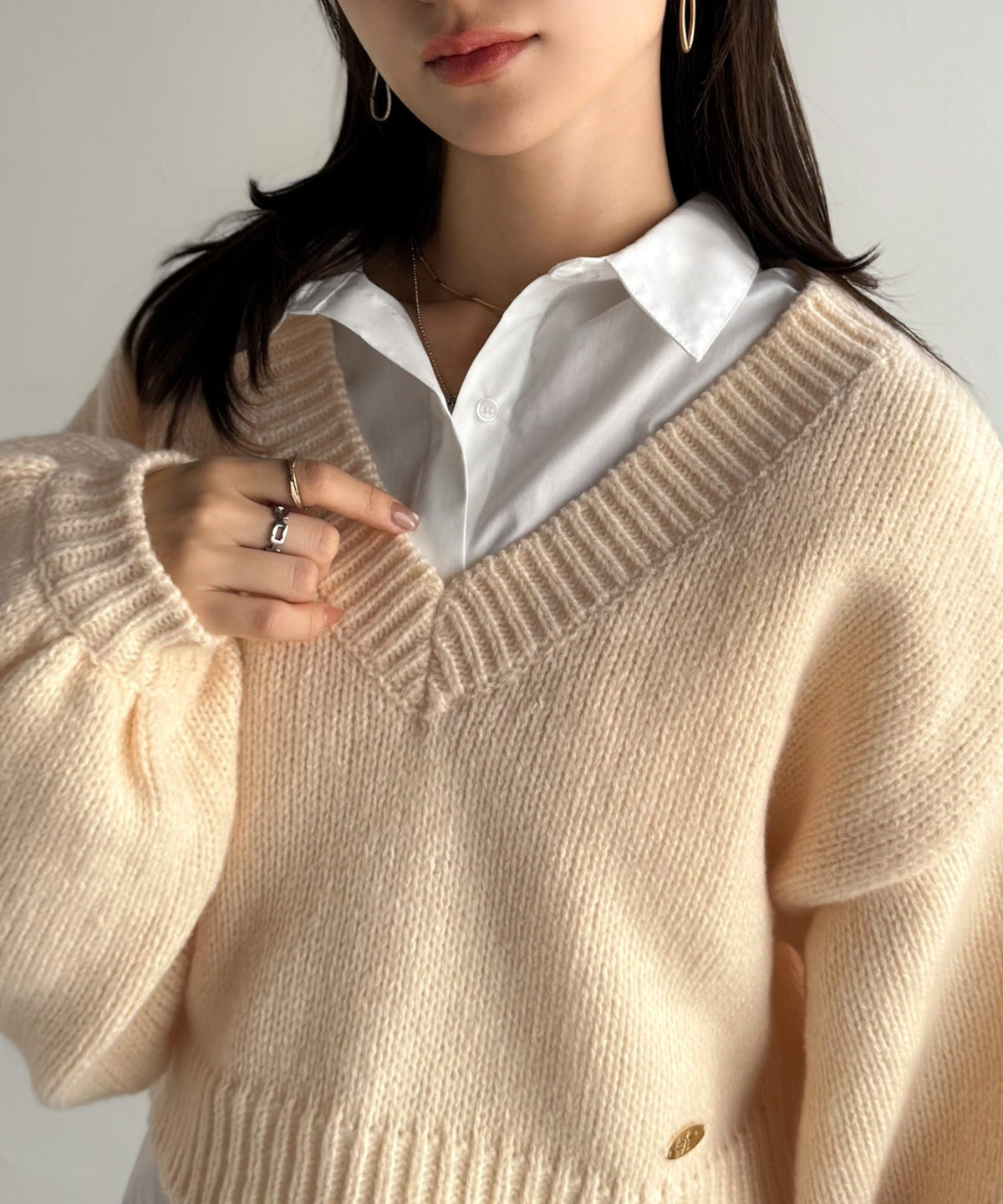 《AYA×クラシカルエルフコラボ》ふんわり可愛く、きらっと上品。プレート付きクロップドローゲージVネックニット（長袖） ce1010523