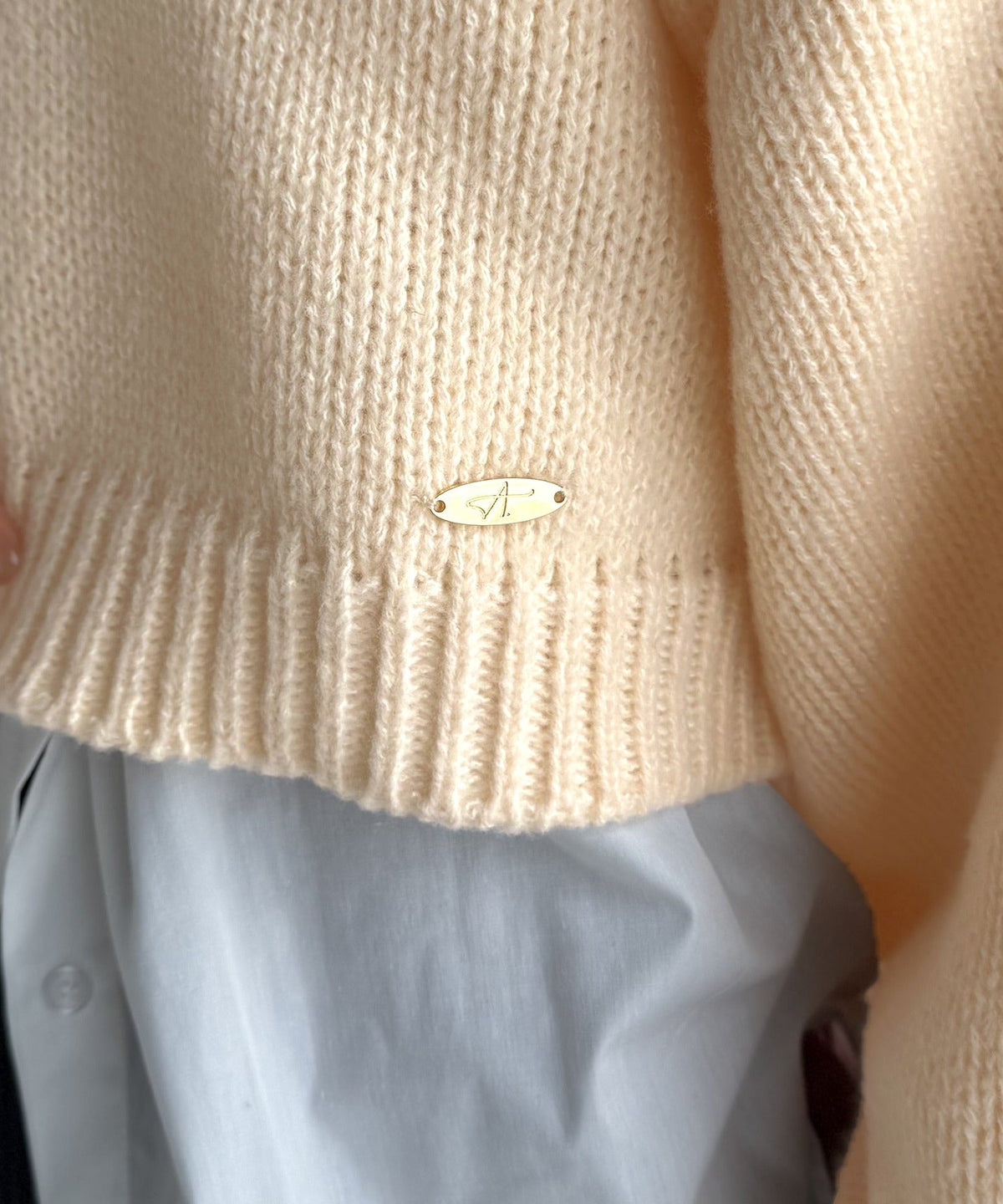 《AYA×クラシカルエルフコラボ》ふんわり可愛く、きらっと上品。プレート付きクロップドローゲージVネックニット（長袖） ce1010523