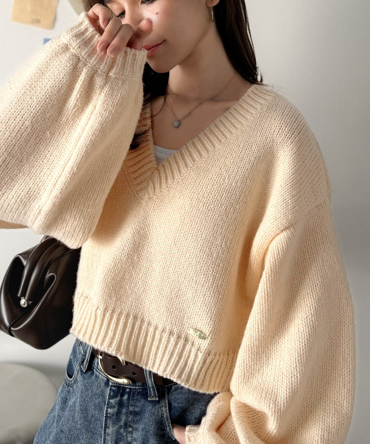 《AYA×クラシカルエルフコラボ》ふんわり可愛く、きらっと上品。プレート付きクロップドローゲージVネックニット（長袖） ce1010523