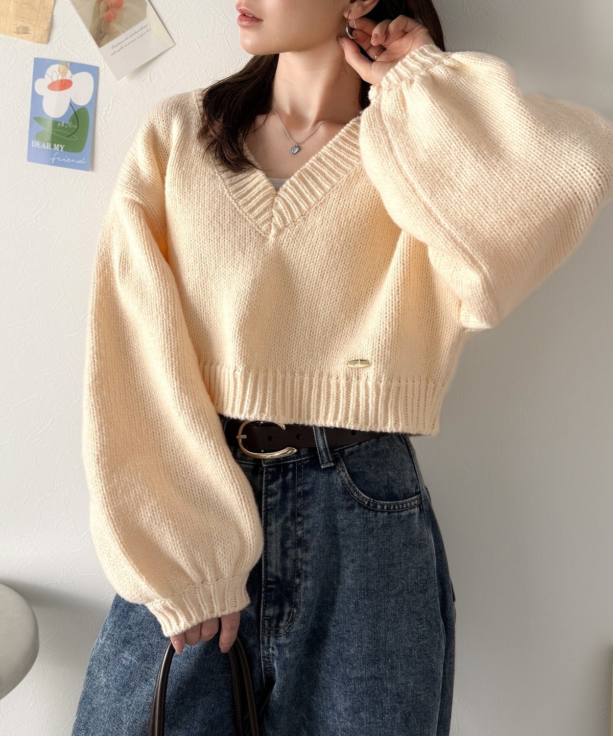 《AYA×クラシカルエルフコラボ》ふんわり可愛く、きらっと上品。プレート付きクロップドローゲージVネックニット（長袖） ce1010523