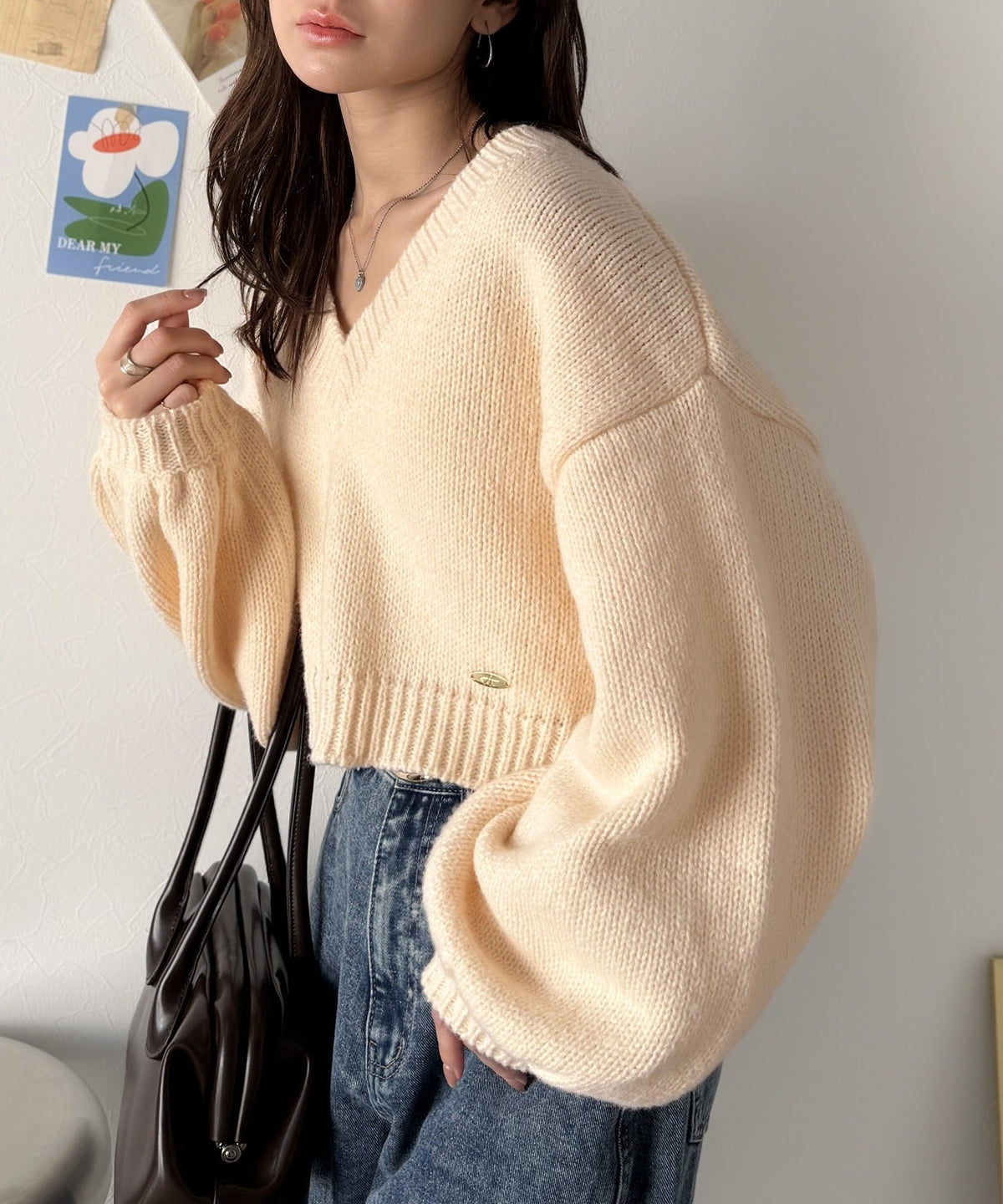 《AYA×クラシカルエルフコラボ》ふんわり可愛く、きらっと上品。プレート付きクロップドローゲージVネックニット（長袖） ce1010523