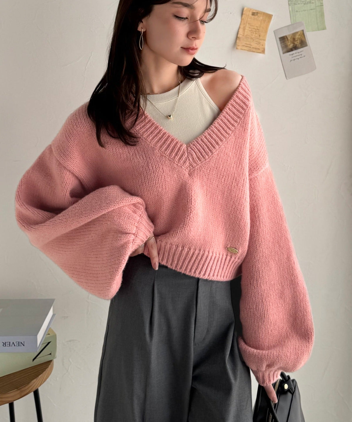 《AYA×クラシカルエルフコラボ》ふんわり可愛く、きらっと上品。プレート付きクロップドローゲージVネックニット（長袖） ce1010523