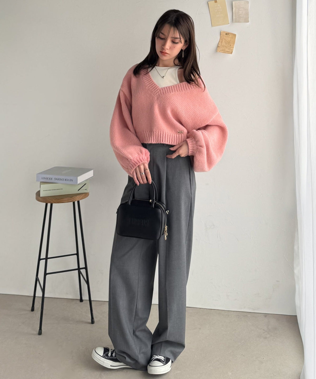 《AYA×クラシカルエルフコラボ》ふんわり可愛く、きらっと上品。プレート付きクロップドローゲージVネックニット（長袖） ce1010523