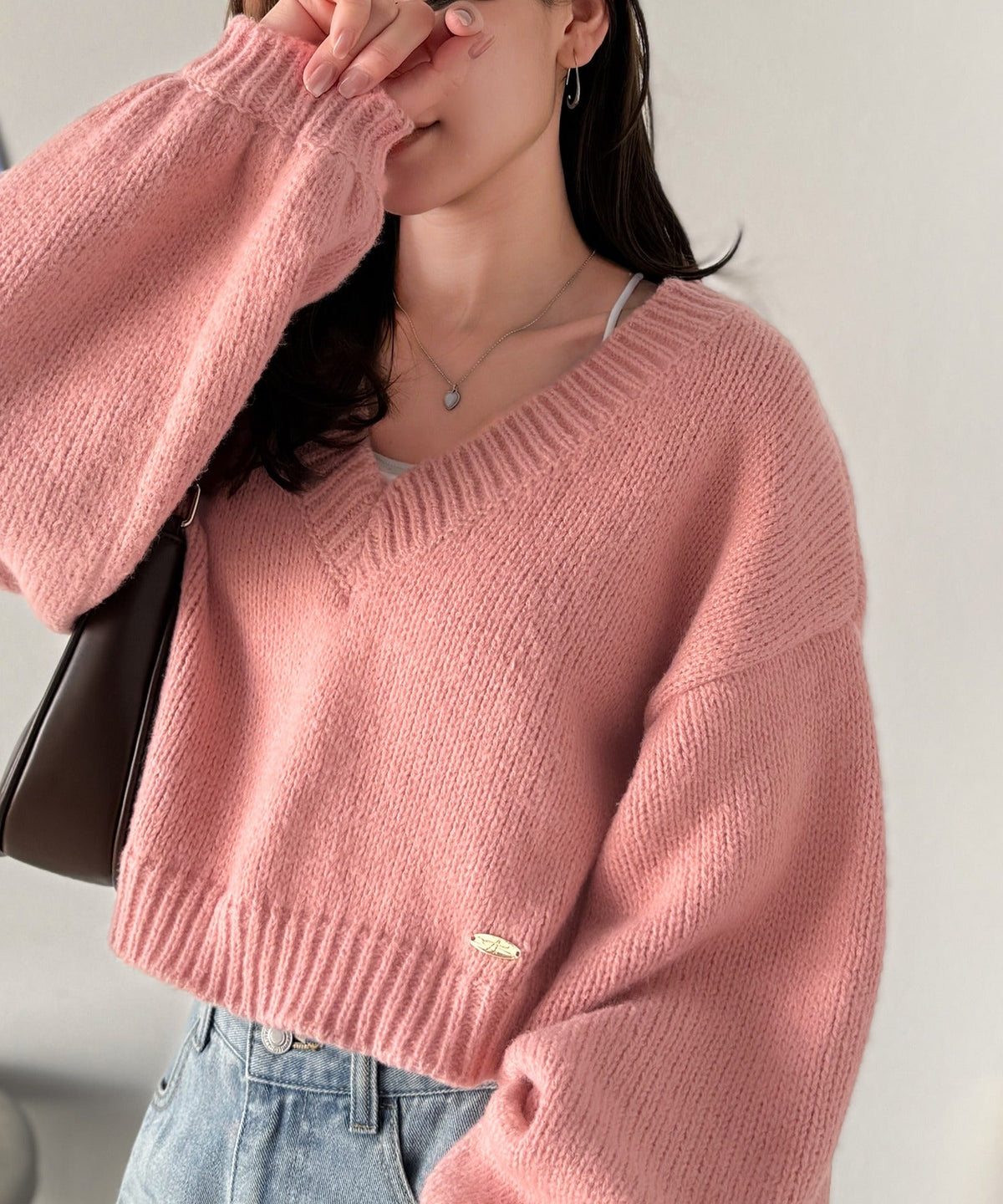 《AYA×クラシカルエルフコラボ》ふんわり可愛く、きらっと上品。プレート付きクロップドローゲージVネックニット（長袖） ce1010523
